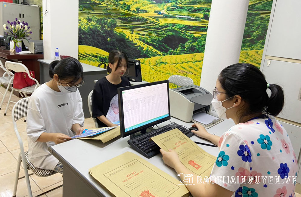 Học sinh đến đăng ký học văn hóa kết hợp học nghề tại Trường Cao đẳng Thái Nguyên.