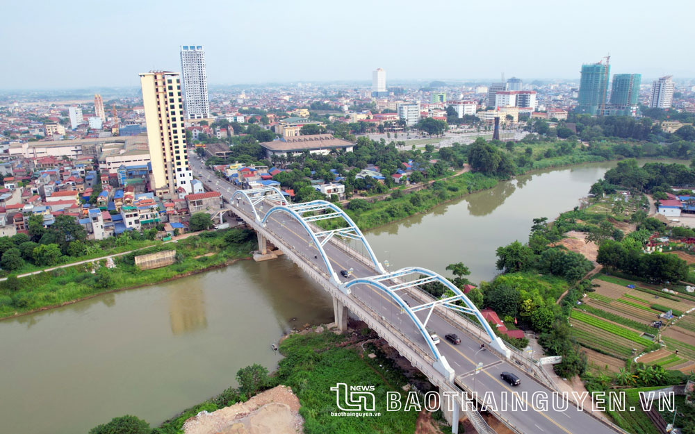  Cầu Bến Tượng kết nối phường Đồng Bẩm với trung tâm TP. Thái Nguyên qua sông Cầu. Ảnh: Nguyên Ngọc.