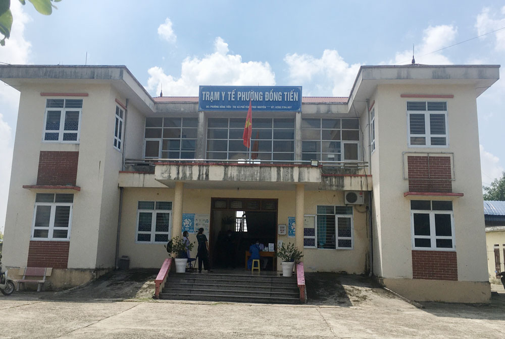  Trạm Y tế phường Đồng Tiến (T.X Phổ Yên) cắt cử cán bộ trực 24/24 giờ trong ngày để phục vụ người dân đến khai báo y tế, test nhanh kháng nguyên chuẩn đoán SARS-CoV-2.