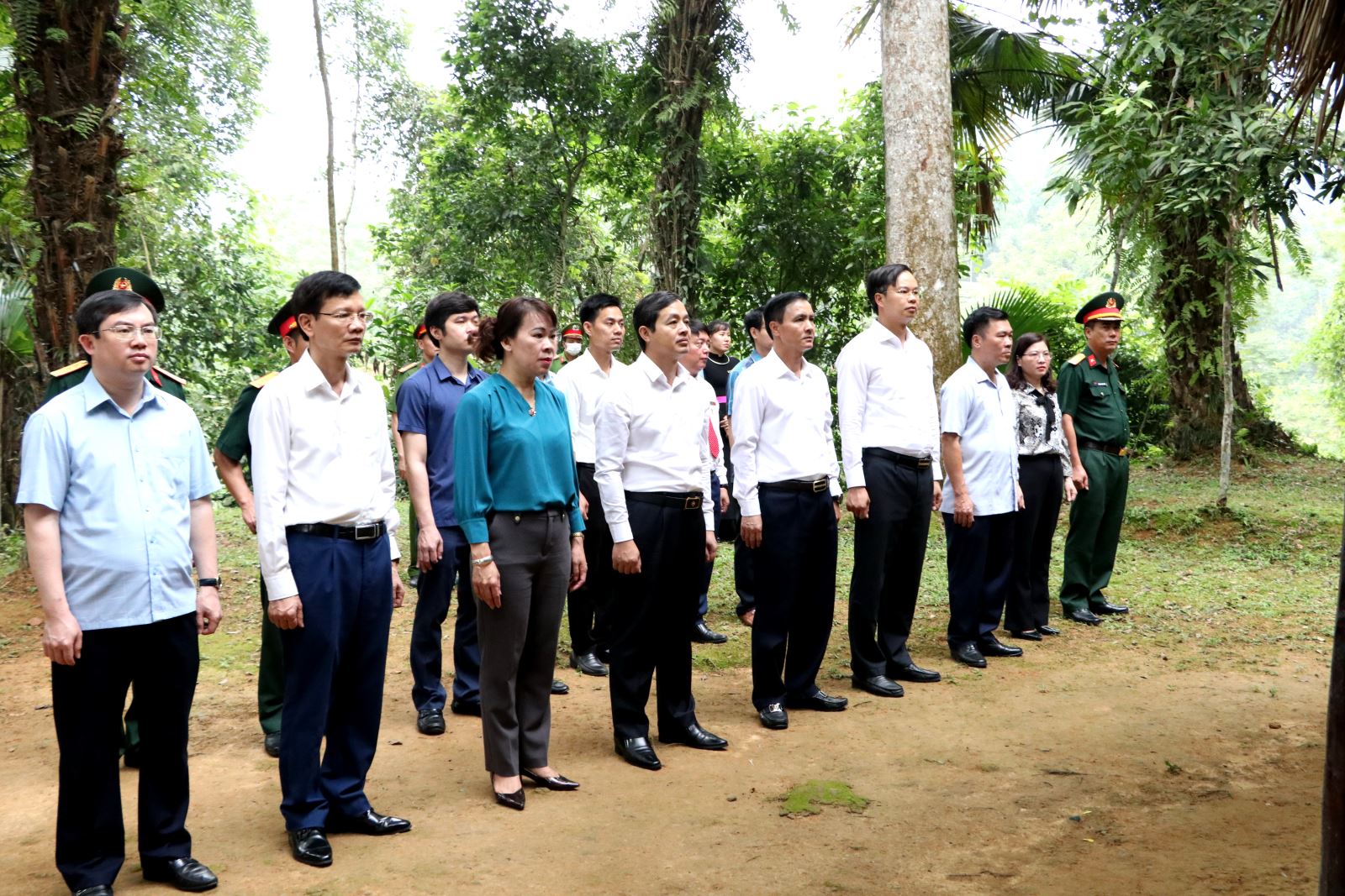 Đoàn đại biểu của tỉnh dâng hương tưởng nhớ Đại tướng Võ Nguyên Giáp tại Di tích lịch sử Cơ quan Bộ Tổng Tư lệnh Quân đội nhân dân Việt Nam.
