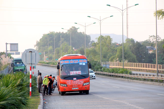  Thời điểm cuối năm, tình trạng xe ô tô dừng, đỗ đón trả khách sai quy định trên cao tốc Hà Nội - Thái Nguyên diễn ra khá phổ biến. Ảnh chụp ngày 20-12 tại khu vực nút giao Sông Công.