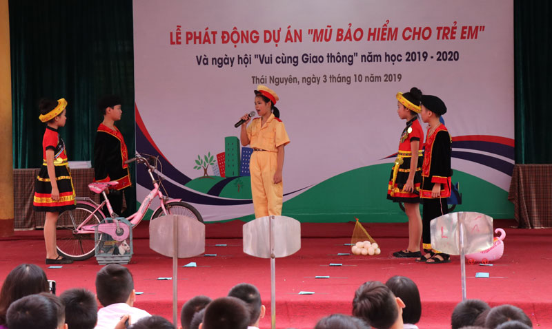  Tuyên truyền về ATGT cho học sinh tại Lễ phát động Dự án “mũ bảo hiểm cho trẻ em” tháng 10/2019.