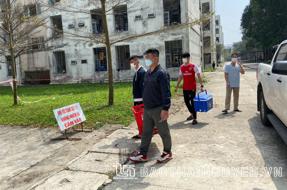  Sinh viên tình nguyện Trường Đại học Kỹ thuật Công nghiệp cấp phát bữa ăn cho các sinh viên đang cách ly.