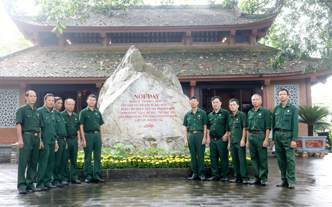  Hội CCB thị trấn Hùng Sơn (Đại Từ) tham quan, nói chuyện truyền thống tại Khu Di tích Lịch sử Quốc gia 27-7. 