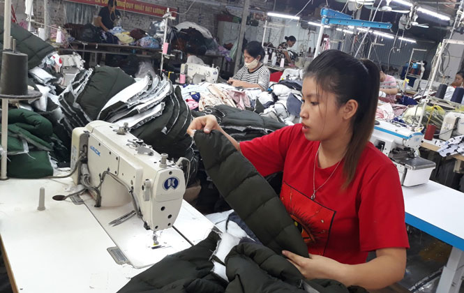  Tháng 2-2019, sản phẩm may mặc ước đạt 6,2 triệu sản phẩm, giảm 31,8% so với tháng trước. Trong ảnh: May gia công tại Hợp tác xã Phát triển nông thôn Út Hồng - Việt Nam, xã Thanh Ninh (Phú Bình). 