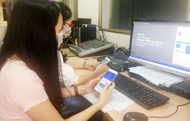  Sau khi được tuyên truyền, nhiều người dân trong tỉnh đã chủ động cài đặt phần mềm Bluezone.