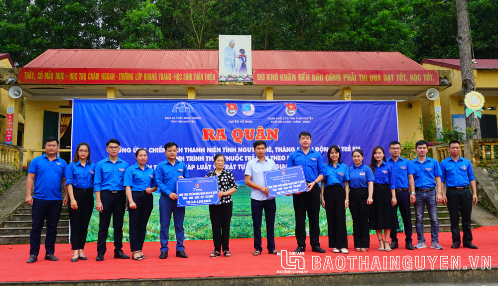  Huyện đoàn Võ Nhai, Khối thi đua Nội chính - Đảng - Đoàn (Đoàn khối các cơ quan tỉnh Thái Nguyên) trao tặng hỗ trợ công trình Thắp sáng đường quê cho các địa phương.