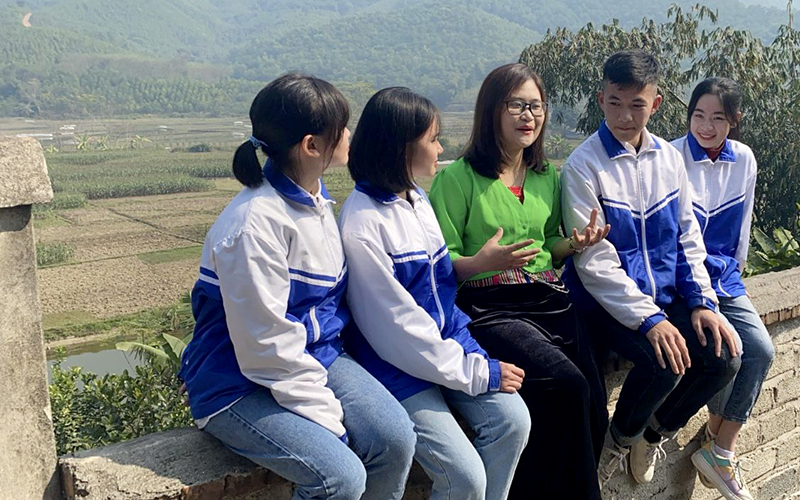 Cô giáo Hà Ánh Phượng trò chuyện với học sinh Trường THPT Hương Cần (tỉnh Phú Thọ).