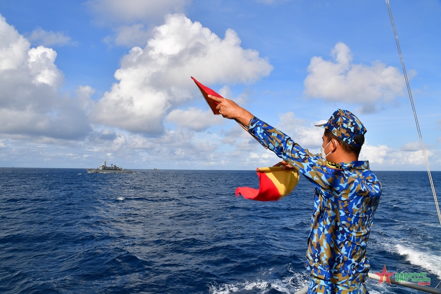  Nhân viên Tín hiệu Tàu 265 huấn luyện cờ tay với tàu Hải quân Hoàng gia Thái Lan.