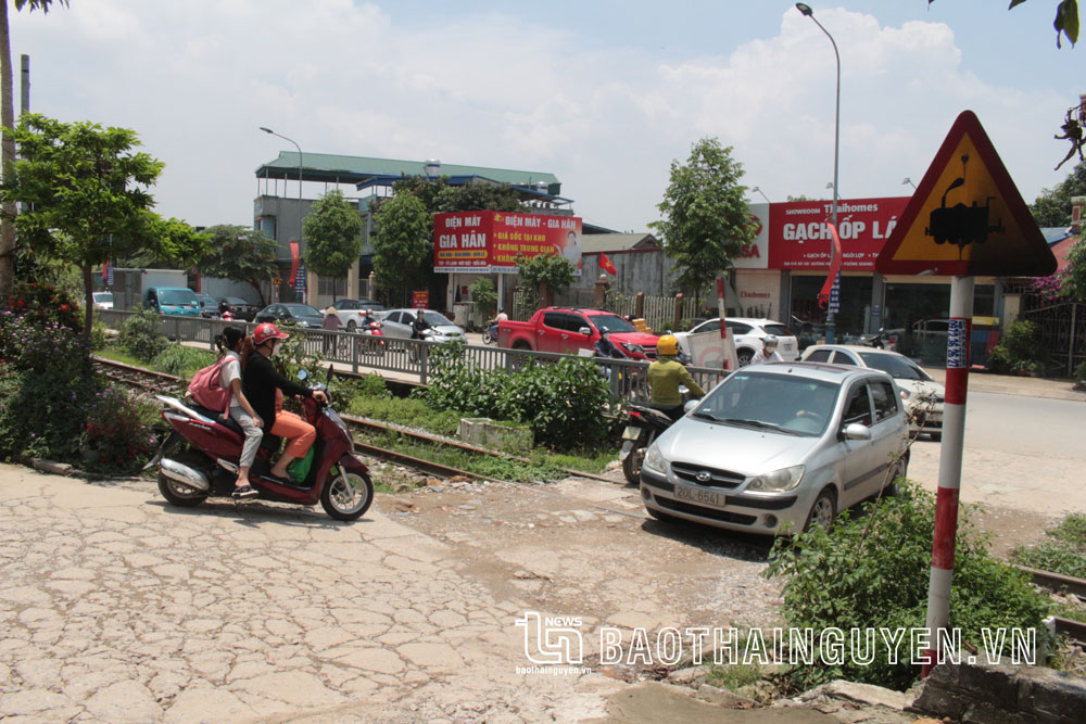  Khu vực tổ 11, phường Đồng Quang, lối dẫn dốc, hẹp nhưng nhiều xe ô tô vẫn vượt qua đường sắt.