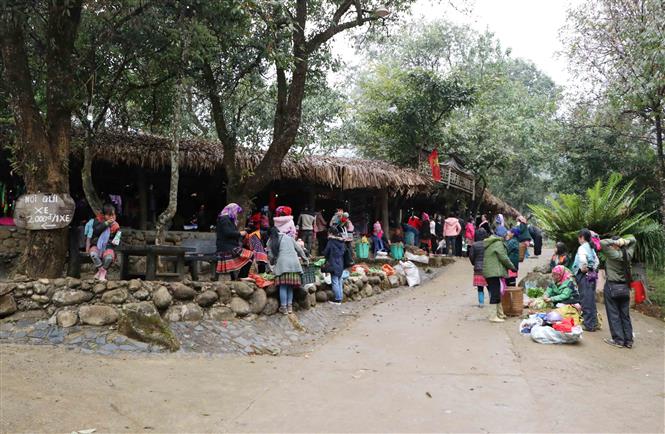  Chợ phiên Sin Suối Hồ, huyện Phong Thổ (Lai Châu) họp vào thứ 7 hàng tuần, rơi đúng vào ngày 2 Tết nguyên đán Tân Sửu.