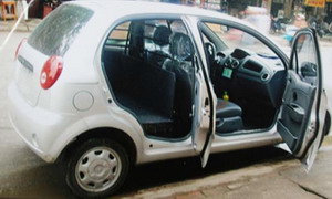 Xe van vagrave; xe chở người coacute; higrave;nh thức becirc;n ngoagrave;i giống hệt nhau.