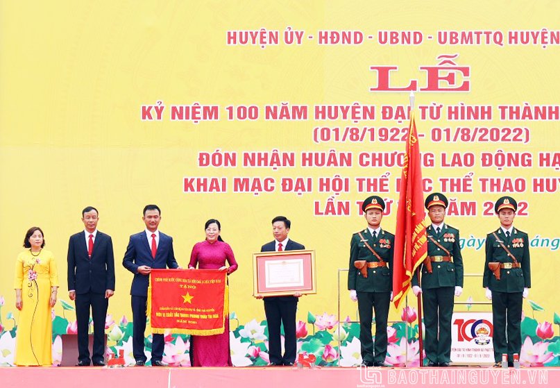  Thừa ủy quyền của Chủ tịch nước, đồng chí Bí thư Tỉnh ủy đã trao Huân chương Lao động hạng Nhất và Cờ thi đua của Chính phủ cho tập thể Đảng bộ, chính quyền và Nhân dân huyện Đại Từ.