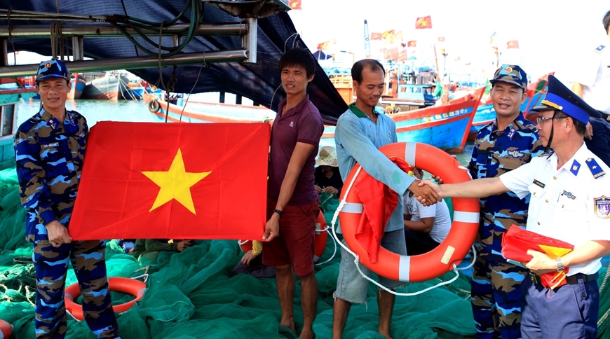 Vùng Cảnh sát biển 2 tổ chức trao cờ Tổ quốc, phao cứu sinh tặng ngư dân huyện đảo Lý Sơn, tỉnh Quảng Ngãi (ảnh chụp trước tháng 4-2021).