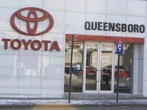 Cửa hagrave;ng giới thiệu sản phẩm của Toyota ở Long Island City, Mỹ. 