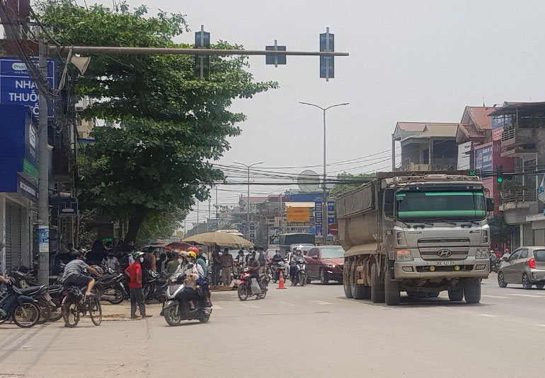  Vụ tai nạn giao thông liên quan đến xe tải lớn tại đầu đường Xuân Hòa xảy ra mới đây làm một người tử vong.