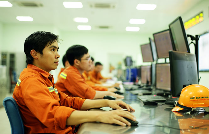  Cán bộ kỹ thuật điều khiển hoạt động sản xuất của Nhà máy.