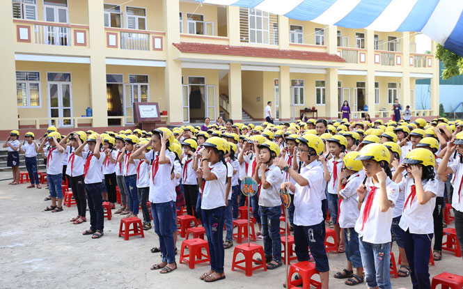  Quỹ Phòng, chống thương vong châu Á trao tặng mũ bảo hiểm cho học sinh Trường Tiểu học Hóa Thượng 1 (Đồng Hỷ). 