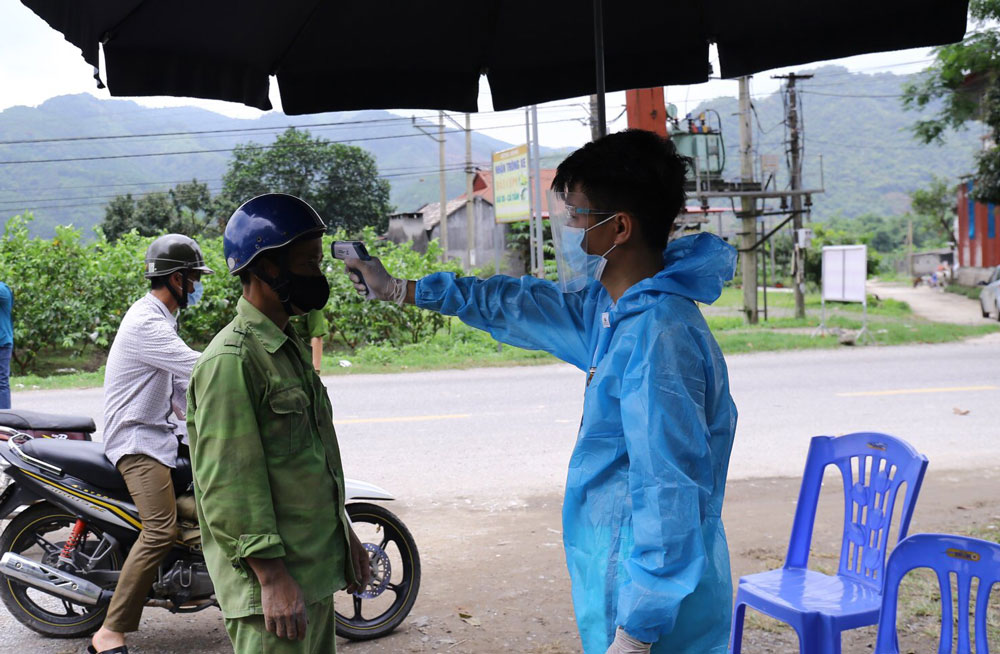  Cơ quan chức năng bố trí lực lượng tại những cửa ngõ của tỉnh để hỗ trợ người dân thực hiện các quy định phòng, chống dịch COVID-19.