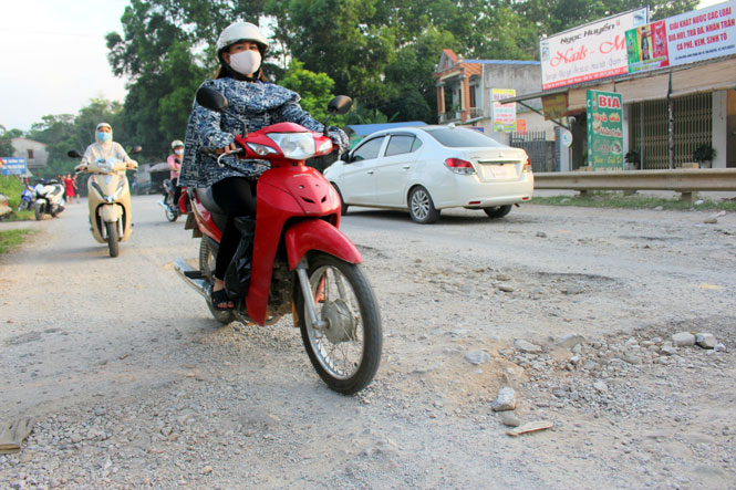  Tỉnh lộ 261, đoạn Km1+980, thuộc khu vực xóm Văn Phúc, xã Bình Thuận (Đại Từ) bị xuống cấp khiến cho việc đi lại của người dân gặp nhiều khó khăn.