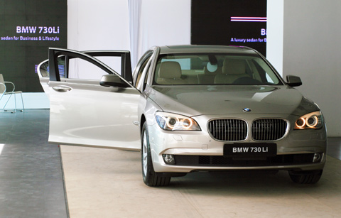 BMW 730Li - mẫu sedan coacute; mức tăng giaacute; baacute;n hơn 500 triệu đồng từ thaacute;ng 1 tới.