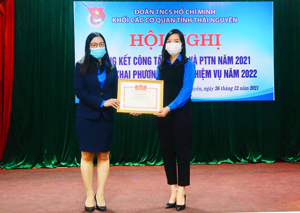  Lãnh đạo Tỉnh đoàn tặng Bằng khen cho Đoàn Khối các cơ quan tỉnh.
