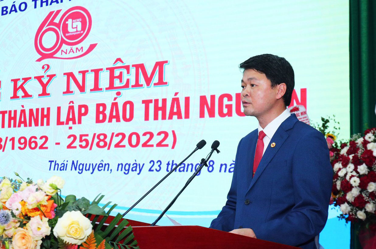  Đồng chí Tổng Biên tập Báo Thái Nguyên đọc diễn văn tại Lễ kỷ niệm 60 năm Ngày thành lập Báo, sáng 23-8.