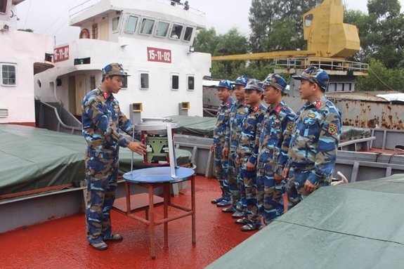  Thượng úy Nguyễn Thái Vượng hướng dẫn thủy thủ trên tàu cách sử dụng bếp giảm lắc (ảnh chụp trước ngày 27/4/2021).