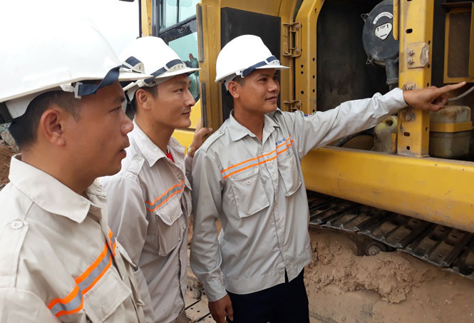  Anh Phạm Văn Tiến (ngoài cùng bên phải) chia sẻ kinh nghiệm với đồng nghiệp.