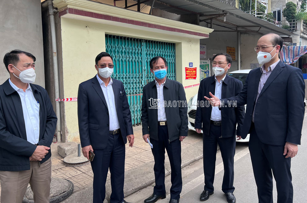 Đồng chí Phó Chủ tịch Thường trực UBND tỉnh và Đoàn công tác kiểm tra việc điều trị F0 tại xã Trung Thành (T.X Phổ Yên).