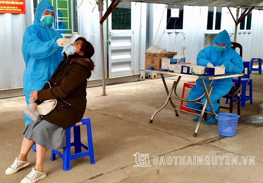  Nhân viên Bệnh viện A Thái Nguyên lấy mẫu xét nghiệm chẩn đoán SARS-CoV-2 cho người dân.