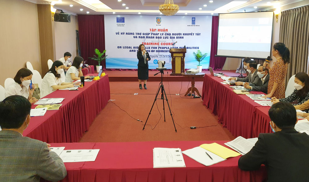Một buổi tập huấn kỹ năng trợ giúp pháp lý cho người khuyết tật và nạn nhân bạo lực gia đình tại Thái Nguyên do Cục Trợ giúp pháp lý tổ chức.