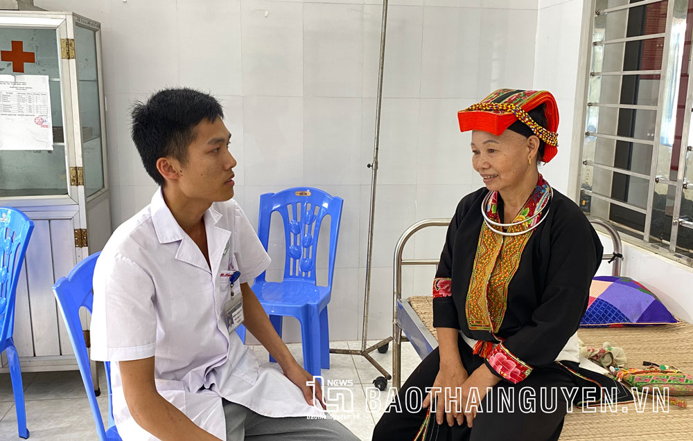  Anh Hoàng Xuân Tiến, điều dưỡng viên Khoa Nội nhi - Truyền nhiễm - Hồi sức cấp cứu, Trung tâm Y tế huyện Võ Nhai thăm hỏi sức khoẻ bệnh nhân.