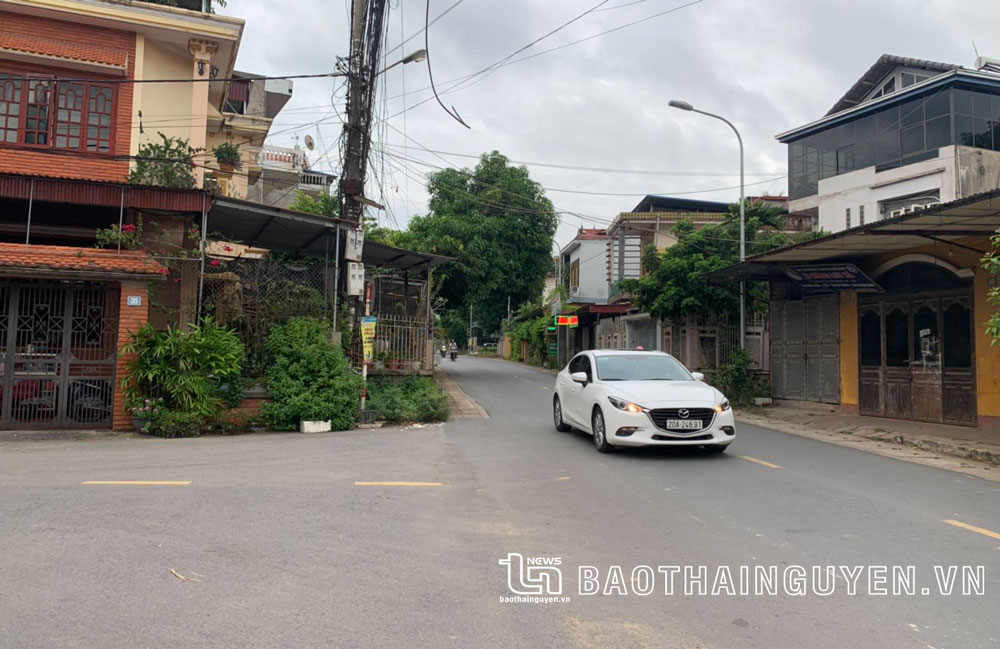  Các trục đường chính trên địa bàn phường Hương Sơn hiện nay đều đã được thảm nhựa sạch sẽ, rộng rãi, góp phần nâng cao đời sống, vật chất tinh thần cho người dân.