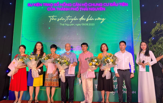   Chủ đầu tư Tecco Group trao sổ hồng căn hộ chung cư đầu tiên tại TP. Thái Nguyên.