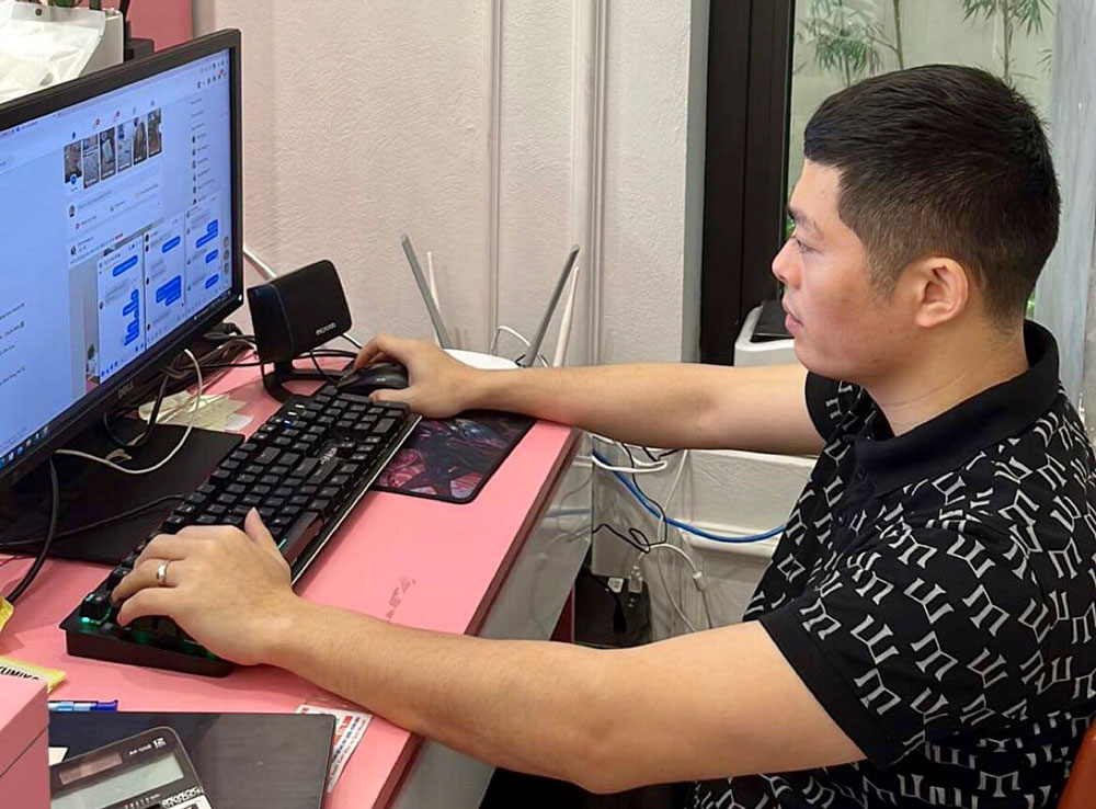  Sau 2 tuần điều trị COVID-19 tại nhà, anh Đỗ Ngọc Hà (ở tổ 6, phường Quang Trung, T.P Thái Nguyên) đã được công bố khỏi bệnh. Trong suốt thời gian điều trị, anh vẫn duy trì làm việc trên máy tính.