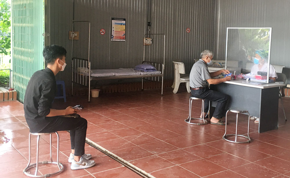  Công dân từ tỉnh ngoài về xã Bản Ngoại (Đại Từ) xếp hàng đăng ký khai báo y tế tại Trạm Y tế xã.