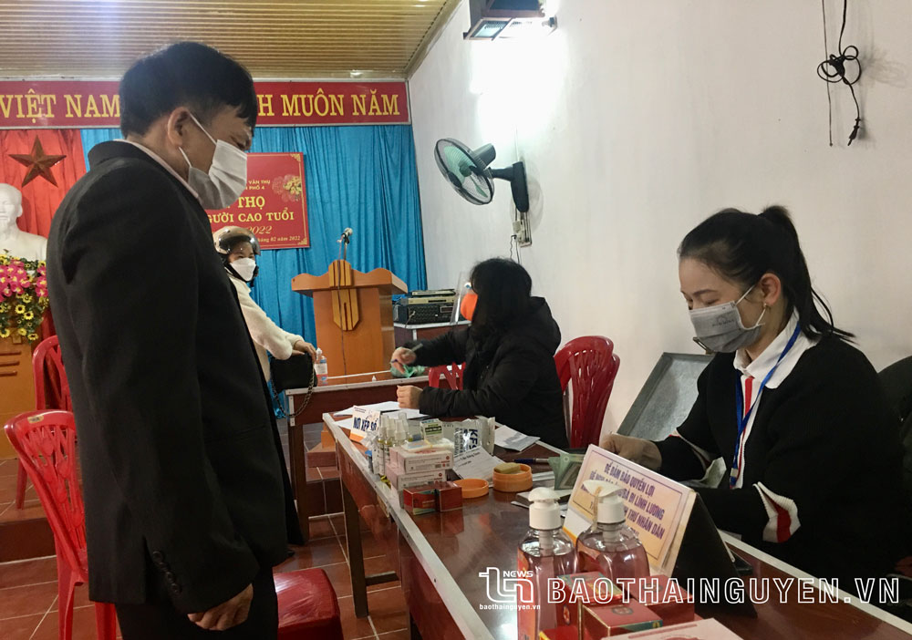  Để đảm bảo an toàn, cán bộ Bưu điện tỉnh đề nghị những người đến lĩnh lương hưu chấp hành tốt thông điệp 5K.