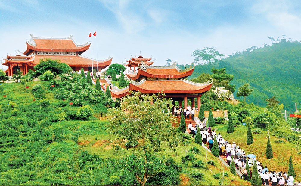  Du khách thăm Nhà tưởng niệm Chủ tịch Hồ Chí Minh trên đỉnh Đèo De, xã Phú Đình (Định Hóa). Ảnh: T.L