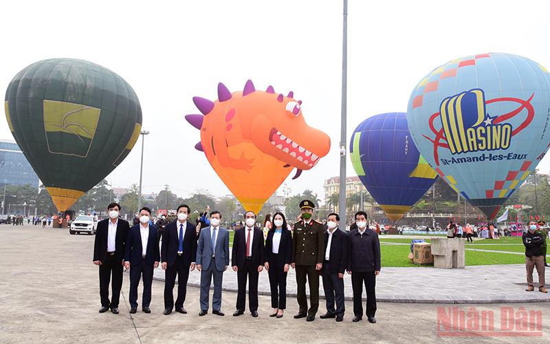  Lãnh đạo tỉnh Tuyên Quang chụp ảnh lưu niệm tại Lễ hội.