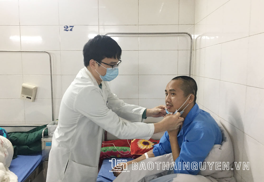  Bác sĩ Bệnh viện Trung ương Thái Nguyên khám cho bệnh nhân sau phẫu thuật u não.