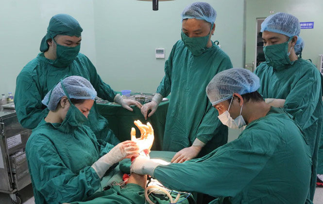  Bác sĩ Nguyễn Thanh Tùng cùng các đồng nghiệp trong một ca phẫu thuật.