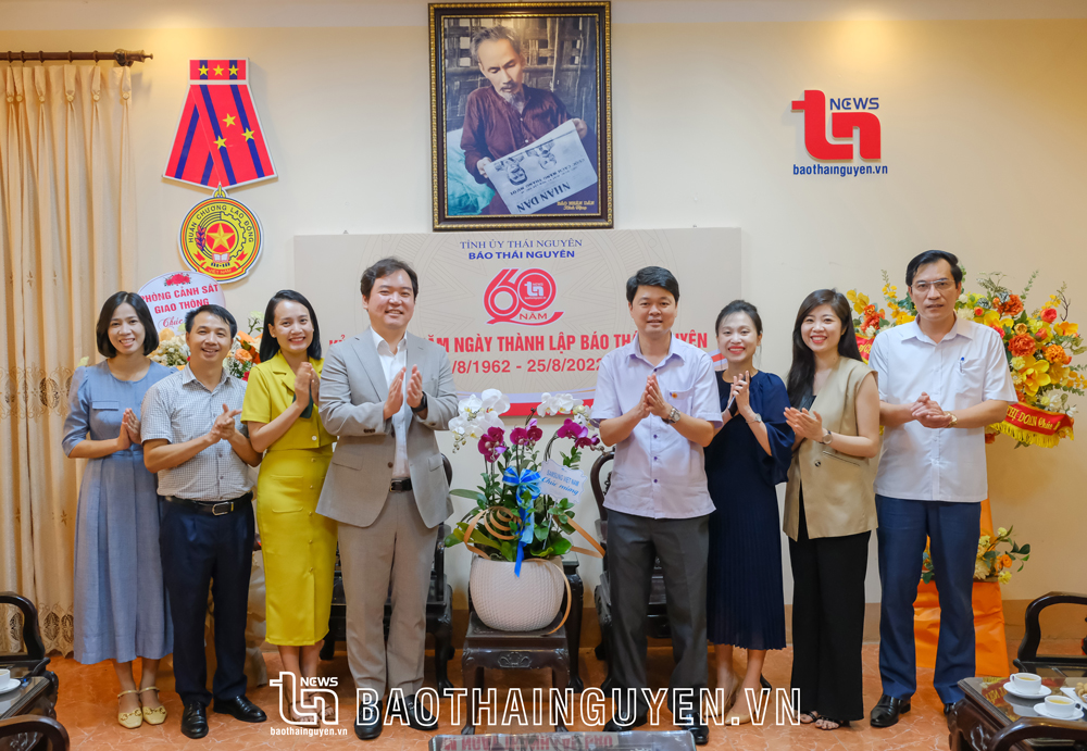  A representative of Samsung Vietnam gives flowers to congratulate the 60th establishment anniversary of Thai Nguyen Newspaper. 