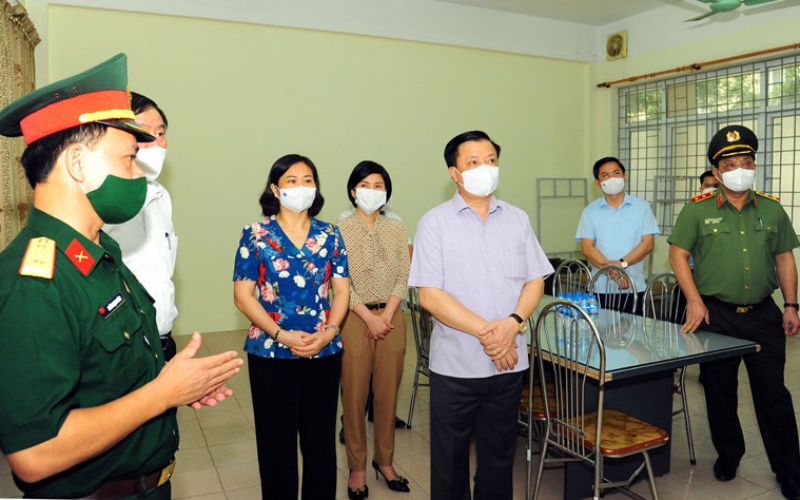  Bí thư Thành ủy Hà Nội Đinh Tiến Dũng kiểm tra công tác phòng, chống dịch COVID-19 tại cơ sở cách ly tập trung của huyện Thanh Trì ở xã Vĩnh Quỳnh.