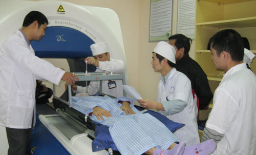  Các bác sĩ của Bệnh viện C đang sử dụng dao Gamma để điều trị khối u não cho bệnh nhân Nguyễn Thị Oanh 60 tuổi (xã Nga My, Phú Bình).
