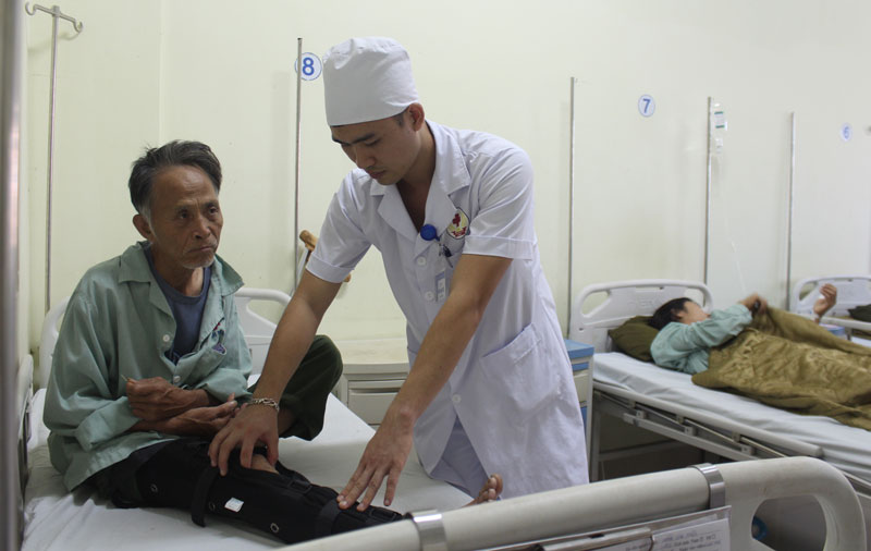  Bác sĩ trẻ Trịnh Xuân Tiến (Khoa Chấn thương - Chỉnh hình, Bệnh viện Quân y 91) thăm khám, động viên bệnh nhân.