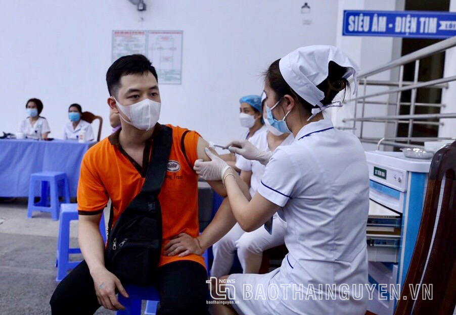  Cán bộ Trung tâm Y tế TP. Thái Nguyên tiêm vắc-xin COVID-19 mũi nhắc lại cho người dân.