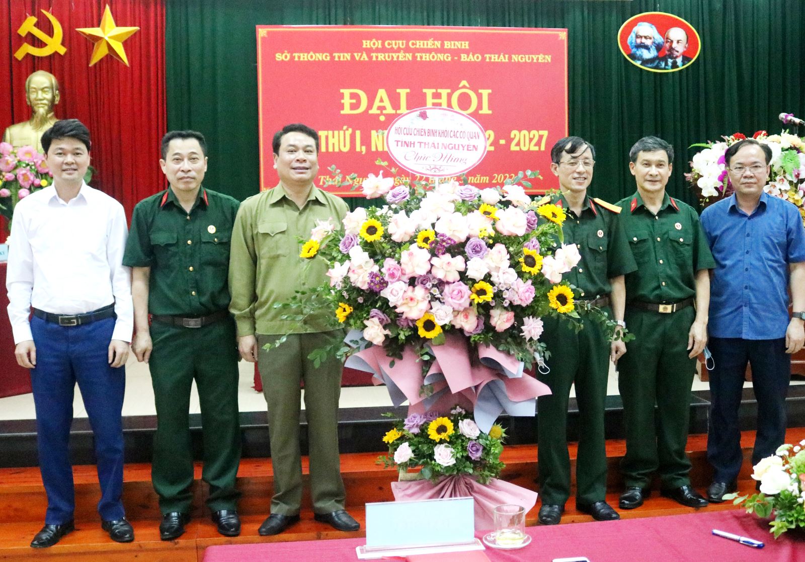  Lãnh đạo các cơ quan, đơn vị tặng hoa chúc mừng Đại hội.