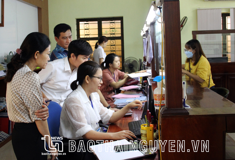 Đoàn kiểm tra số 2 làm việc tại Bộ phận tiếp nhận và trả kết quả TTHC của UBND huyện Phú Bình.