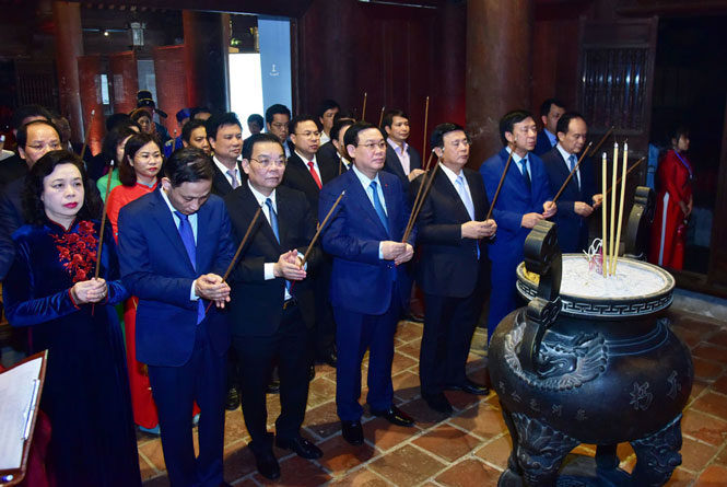 Các đồng chí lãnh đạo Trung ương và thành phố Hà Nội dâng hương tưởng nhớ danh nhân Chu Văn An tại Di tích quốc gia đặc biệt Văn Miếu - Quốc Tử Giám.